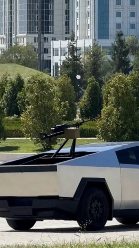 Pemimpin Chechnya, Ramzan Kadyrov, memperlihatkan mobil canggih Tesla Cybertruck yang dilengkapi dengan senapan mesin pada bagian atasnya.