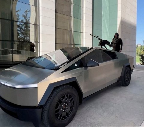 Pemimpin Chechnya, Ramzan Kadyrov, memperlihatkan mobil canggih Tesla Cybertruck yang dilengkapi dengan senapan mesin pada bagian atasnya.