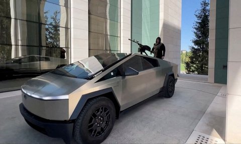 Pemimpin Chechnya, Ramzan Kadyrov, memperlihatkan mobil canggih Tesla Cybertruck yang dilengkapi dengan senapan mesin pada bagian atasnya.