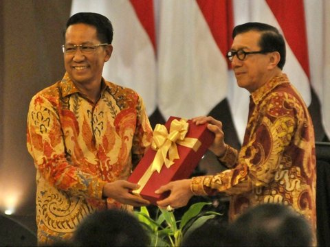 Mantan Menteri Hukum dan Hak Asasi Manusia (Menkumham) Yasona H. Laoly mengikuti rangkaian acara prosesi serah terima jabatan (sertijab) dan pisah sambut Menkumham di Gedung Kementerian Kemenkumham, Jakarta, Selasa (20/8/2024). merdeka.com/imam buhori