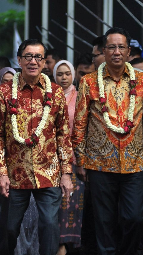 Mantan Menteri Hukum dan Hak Asasi Manusia (Menkumham) Yasona H. Laoly mengikuti rangkaian acara prosesi serah terima jabatan (sertijab) dan pisah sambut Menkumham di Gedung Kementerian Kemenkumham, Jakarta, Selasa (20/8/2024). merdeka.com/imam buhori