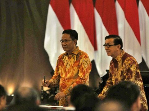 Mantan Menteri Hukum dan Hak Asasi Manusia (Menkumham) Yasona H. Laoly mengikuti rangkaian acara prosesi serah terima jabatan (sertijab) dan pisah sambut Menkumham di Gedung Kementerian Kemenkumham, Jakarta, Selasa (20/8/2024). merdeka.com/imam buhori