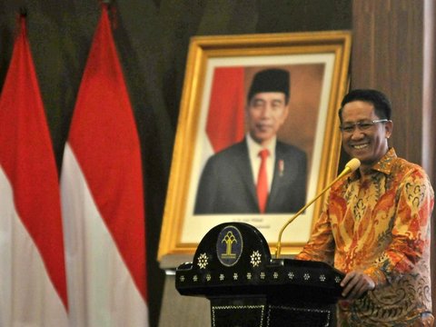 Mantan Menteri Hukum dan Hak Asasi Manusia (Menkumham) Yasona H. Laoly mengikuti rangkaian acara prosesi serah terima jabatan (sertijab) dan pisah sambut Menkumham di Gedung Kementerian Kemenkumham, Jakarta, Selasa (20/8/2024). merdeka.com/imam buhori