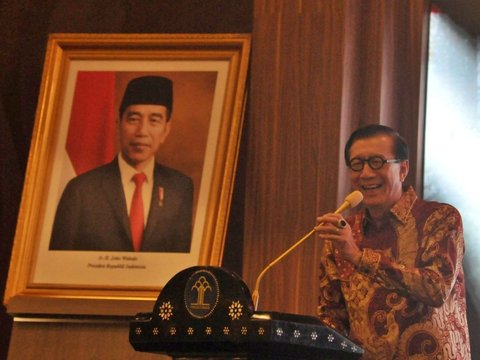Mantan Menteri Hukum dan Hak Asasi Manusia (Menkumham) Yasona H. Laoly mengikuti rangkaian acara prosesi serah terima jabatan (sertijab) dan pisah sambut Menkumham di Gedung Kementerian Kemenkumham, Jakarta, Selasa (20/8/2024). merdeka.com/imam buhori