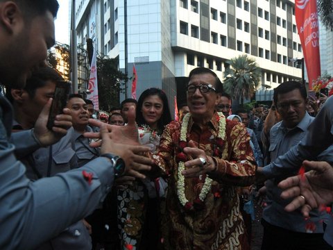Mantan Menteri Hukum dan Hak Asasi Manusia (Menkumham) Yasona H. Laoly mengikuti rangkaian acara prosesi serah terima jabatan (sertijab) dan pisah sambut Menkumham di Gedung Kementerian Kemenkumham, Jakarta, Selasa (20/8/2024). merdeka.com/imam buhori
