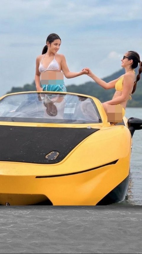 Nia memilih bikini warna kuning, sementara Mikhayla tampil menawan dengan bikini putih yang dipadu bawahan biru. 