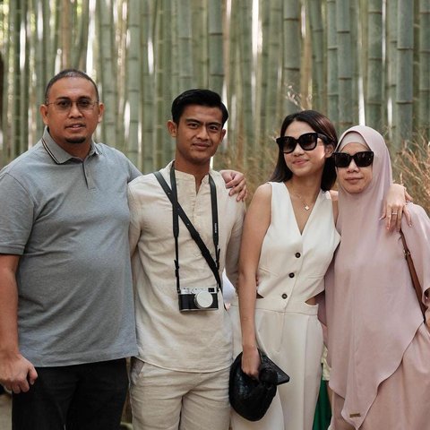 Anaknya Ramai Diperbincangkan, Unggahan Ibunda Azizah Salsha Disorot 'Jangan Sampai Ia Mengadu Kepada Allah'