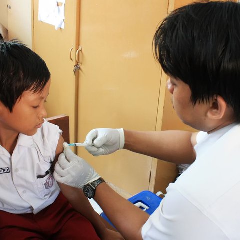 Risiko yang muncul dari hal ini adalah munculnya Kejadian Luar Biasa (KLB) penyakit menular yang sebenarnya bisa dicegah.