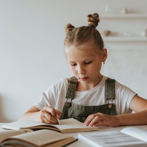 Salah satu cara memastikan masa depan anak adalah dengan membuat mereka jadi suka untuk belajar.