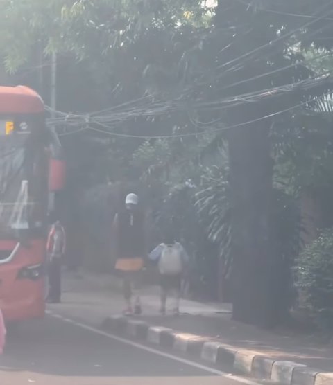 Potret Ibnu Jamil Antar Yaya ke Sekolah