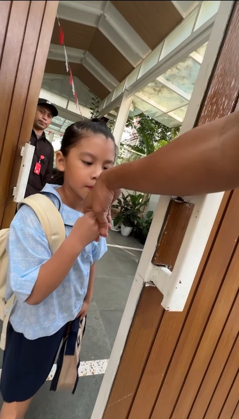Potret Ibnu Jamil Antar Yaya ke Sekolah