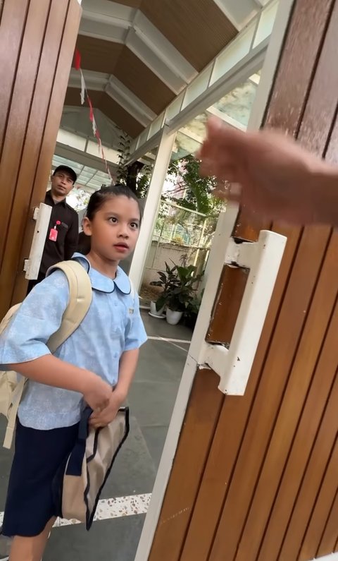 Potret Ibnu Jamil Antar Yaya ke Sekolah
