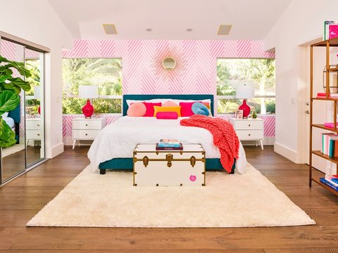 Area kamar tidur yang didominasi oleh warna pink. (Foto: Dezeen.com)