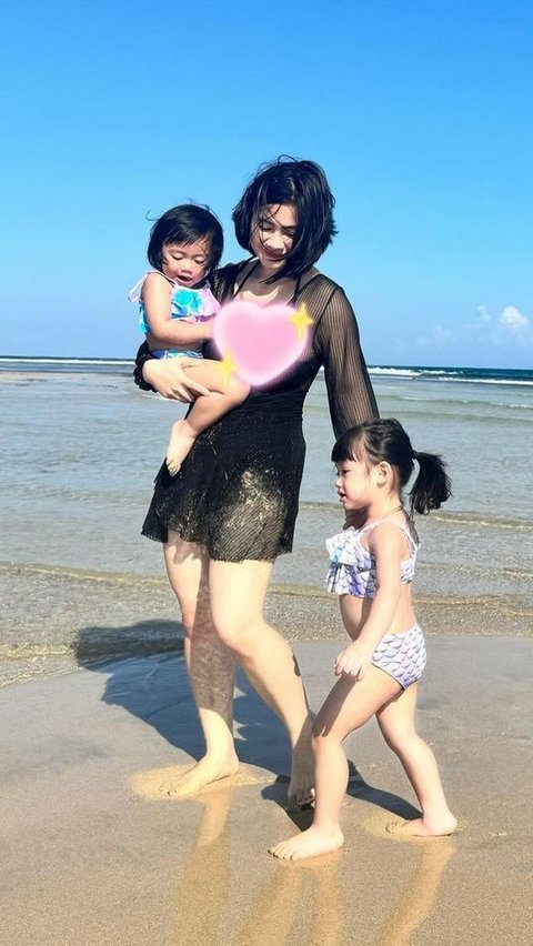 Felicya Angelista juga terlihat menawan saat mengenakan baju renang, sambil menghabiskan waktu berkualitas dengan kedua putri tercintanya di pantai.<br>