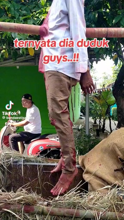 Viral Wanita Ungkap Rahasia Dibalik Orang &lsquo;Ditusuk&rsquo; Bambu Runcing saat Karnaval, Begini Caranya