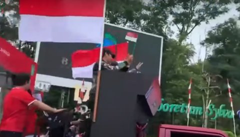 Disambut Meriah Saat Tiba di Kampung Halaman, Beginilah Momen Peraih Emas Olimpiade Paris 2024 Veddriq Leonardo Diarak Keliling Kota