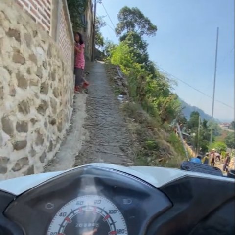 Viral Momen Kurir Lewati Jalanan Ekstrim di Desa Jepara, Aksinya Bikin Ngeri Warganet