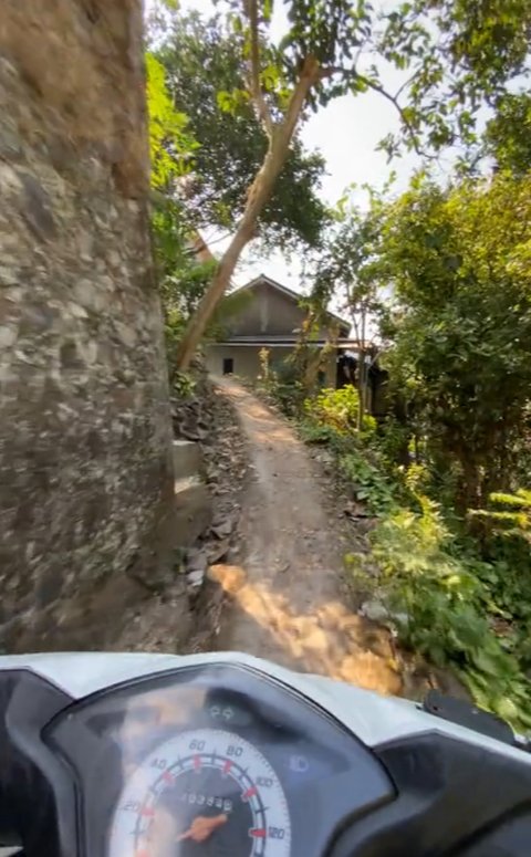 Viral Momen Kurir Lewati Jalanan Ekstrim di Desa Jepara, Aksinya Bikin Ngeri Warganet