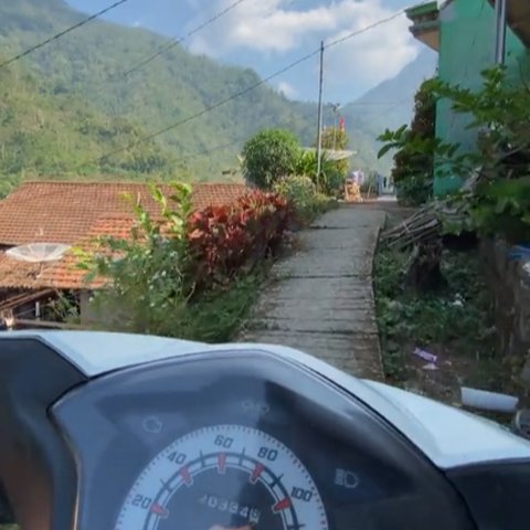 Viral Momen Kurir Lewati Jalanan Ekstrim di Desa Jepara, Aksinya Bikin Ngeri Warganet