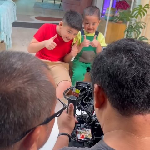 Momen Kocak Rafathar Bersama Sang Adik saat Syuting Iklan Bareng