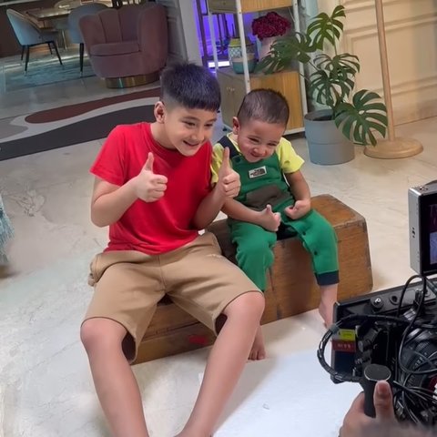 Momen Kocak Rafathar Bersama Sang Adik saat Syuting Iklan Bareng