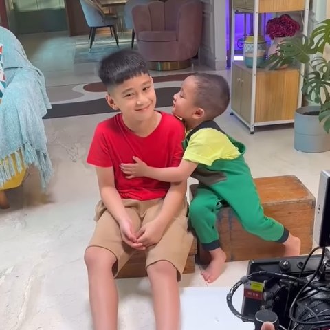 Momen Kocak Rafathar Bersama Sang Adik saat Syuting Iklan Bareng