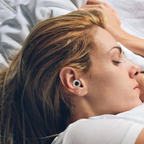 Seorang wanita alami gangguan telinga permanen akibat hobi pakai earphone. Yuk, simak fakta lengkapnya!