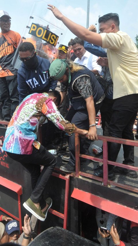 Anggota DPR Fraksi Gerindra Habibburokman di atas mobil orasi saat aksi pengesahan Revisi UU Pilkada di Depan Gedung DPR, Jakarta, Kamis (22/8/2024).