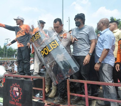 Anggota DPR Fraksi Gerindra Habibburokman di atas mobil orasi saat aksi pengesahan Revisi UU Pilkada di Depan Gedung DPR, Jakarta, Kamis (22/8/2024).