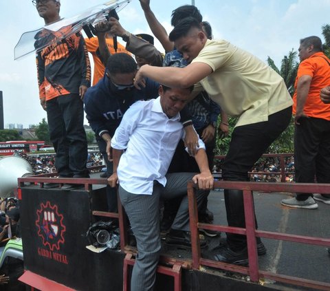 Anggota DPR Fraksi Gerindra Habibburokman di atas mobil orasi saat aksi pengesahan Revisi UU Pilkada di Depan Gedung DPR, Jakarta, Kamis (22/8/2024).