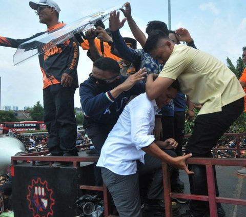 Anggota DPR Fraksi Gerindra Habibburokman di atas mobil orasi saat aksi pengesahan Revisi UU Pilkada di Depan Gedung DPR, Jakarta, Kamis (22/8/2024).