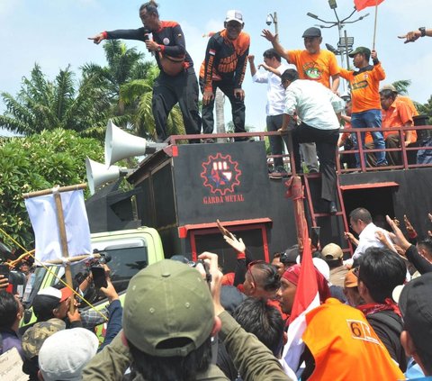 Anggota DPR Fraksi Gerindra Habibburokman di atas mobil orasi saat aksi pengesahan Revisi UU Pilkada di Depan Gedung DPR, Jakarta, Kamis (22/8/2024).