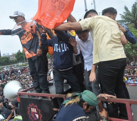 Anggota DPR Fraksi Gerindra Habibburokman di atas mobil orasi saat aksi pengesahan Revisi UU Pilkada di Depan Gedung DPR, Jakarta, Kamis (22/8/2024).