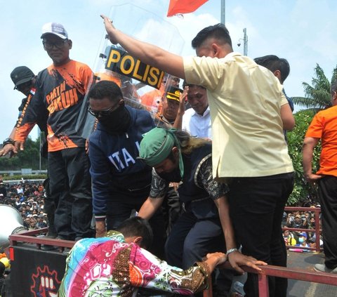 Anggota DPR Fraksi Gerindra Habibburokman di atas mobil orasi saat aksi pengesahan Revisi UU Pilkada di Depan Gedung DPR, Jakarta, Kamis (22/8/2024).