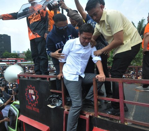 Anggota DPR Fraksi Gerindra Habibburokman di atas mobil orasi saat aksi pengesahan Revisi UU Pilkada di Depan Gedung DPR, Jakarta, Kamis (22/8/2024).