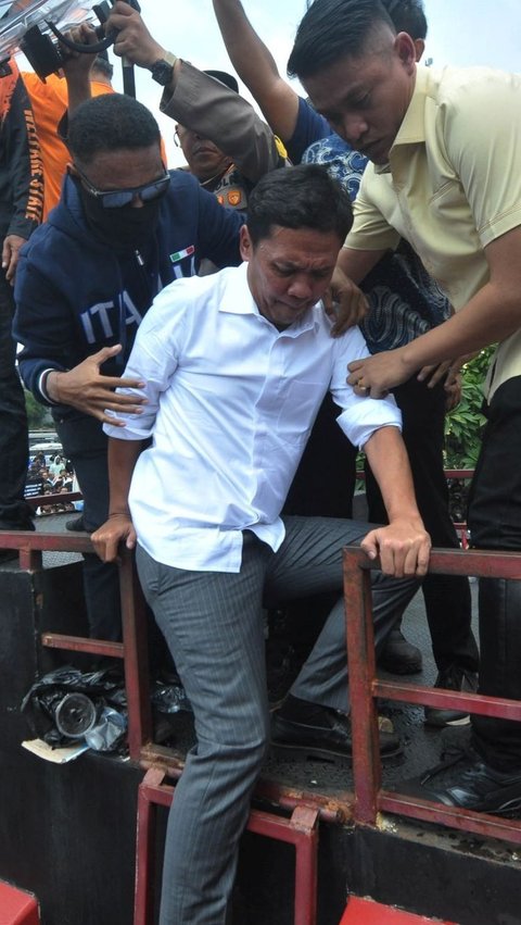 Anggota DPR Fraksi Gerindra Habibburokman di atas mobil orasi saat aksi pengesahan Revisi UU Pilkada di Depan Gedung DPR, Jakarta, Kamis (22/8/2024).