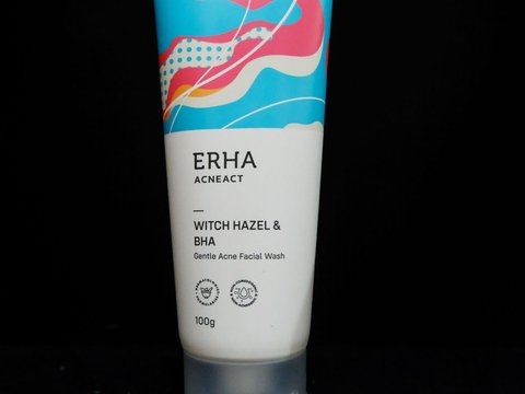 Facial wash rangkaian ERHA AcneAct Witch Hazel. (Liputan6.com/Asnida Riani)