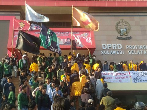 Mahasiswa Demo Kawal Putusan MK saat Iriana Kunjungan ke Makassar