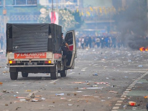 Mahasiswa terjatuh saat bentrok dengan aparat di depan Gedung DPR/MPR, jakarta, kamis (22/08/2024). Bentrok pada beberapa titik di kawasan gedung DPR/MPR saat mahasiswa menjebol pagar gedung.