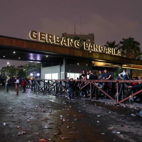 Sejumlah mahasiswa lintas perguruan tinggi berusaha menembus barikade polisi saat berunjuk rasa di Gerbang Pancasila Parlemen, Jakarta, Kamis (22/8/2024).