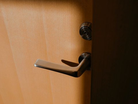 Ilustrasi pegangan pintu. (dok. Henry & Co/Unsplash.com)