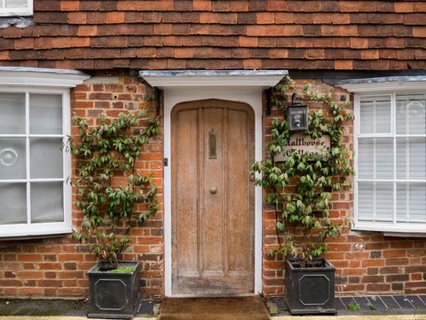 Ilustrasi pintu rumah (Photo by Andy Wang on Unsplash)