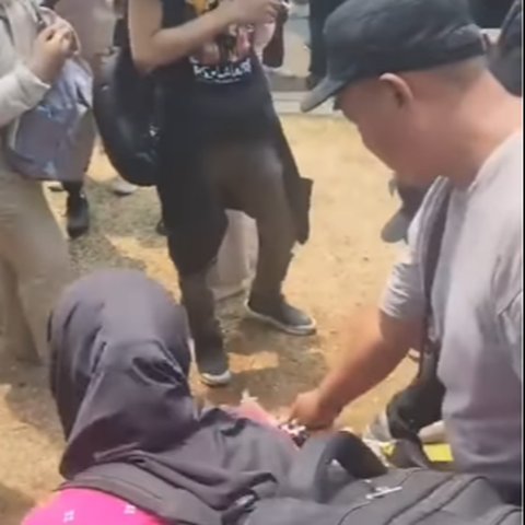 PKL Bagikan Makanan saat Demo