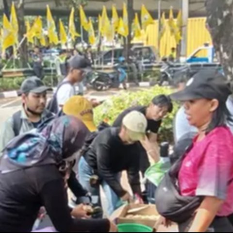 Emak-Emak Bagikan Makanan saat Demo di DPR
