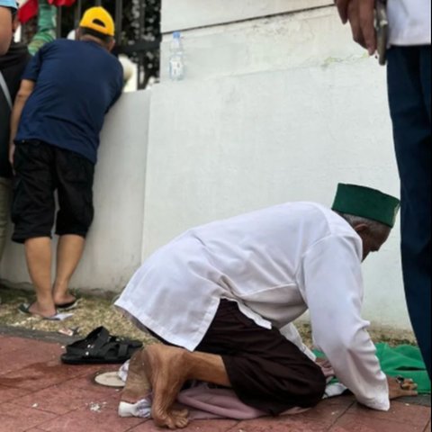 Kakek Sholat saat Demo