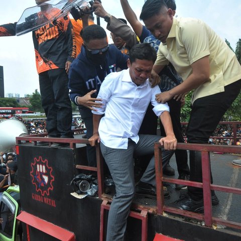 Anggota DPR Fraksi Gerindra Habibburokman di atas mobil orasi saat aksi pengesahan Revisi UU Pilkada di Depan Gedung DPR, Jakarta, Kamis (22/8/2024).