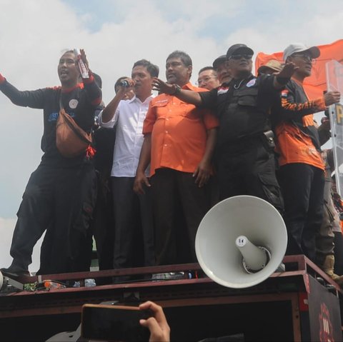 Anggota DPR dari Fraksi Gerindra Habiburokhman dilempar air kemasan saat mencoba beropasi di depan Gedung DPR/MPR, Jakarta, Kamis (23/8/2024).