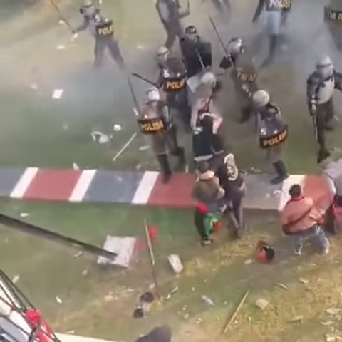 Profesor di Amerika Soroti Aksi Polisi Pukuli Demonstran Tolak RUU Pilkada, Sosoknya Bukan Orang Sembarangan
