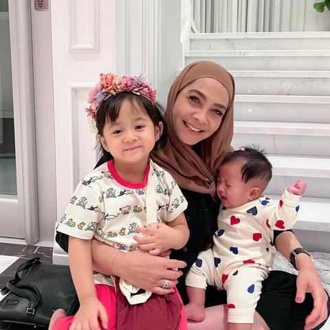 Potret Bahagia Rieta Amilia Bareng Cucu, Netizen Heran Baby Lily Selalu Nangis saat Bareng Sang Nenek