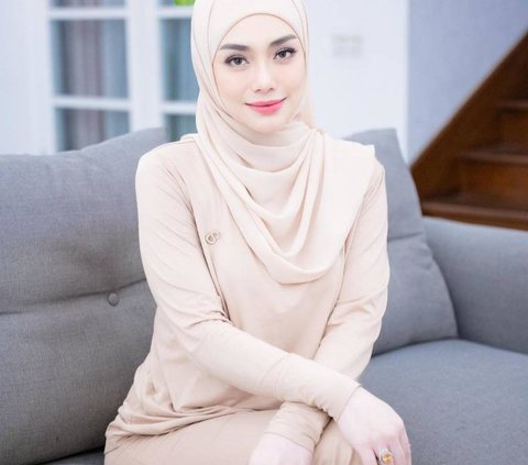 8 Potret Cantik Celine Evangelista Berhijab, Begini Perjalanan Spiritualnya Jadi Mualaf & Makin Giat Belajar Agama Islam